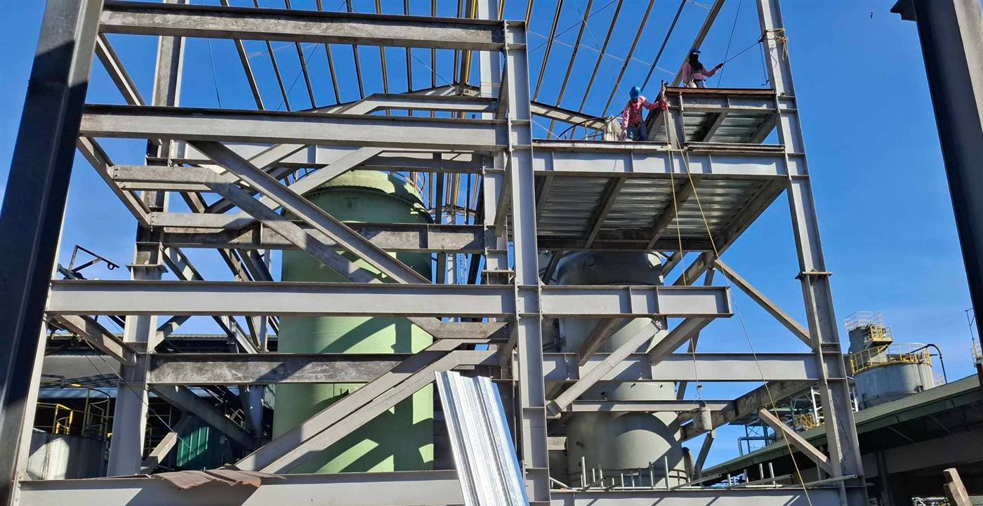 Structural steel frame of an industrial plant building